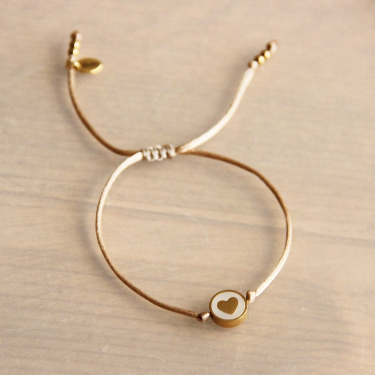 Bracelet en fil de soie avec perle en forme de cœur – champagne / or