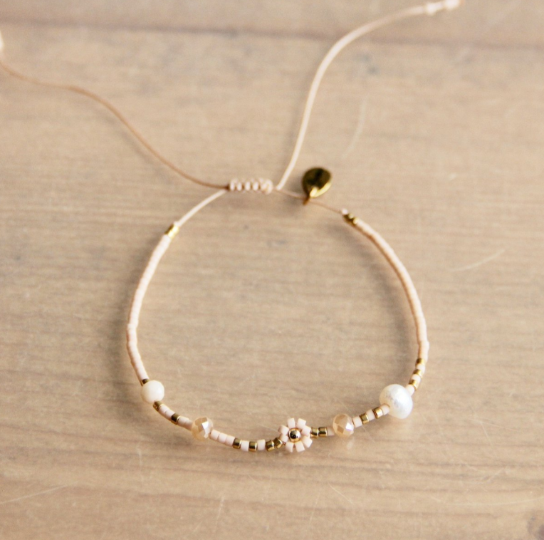Bracelet avec fleur de marguerite, facette et perle – rose pâle / or