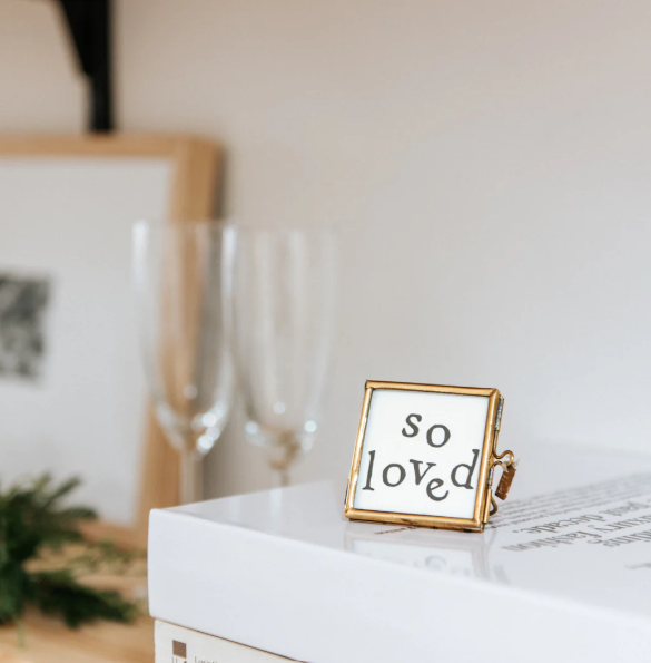 Petit cadre doré « So loved »